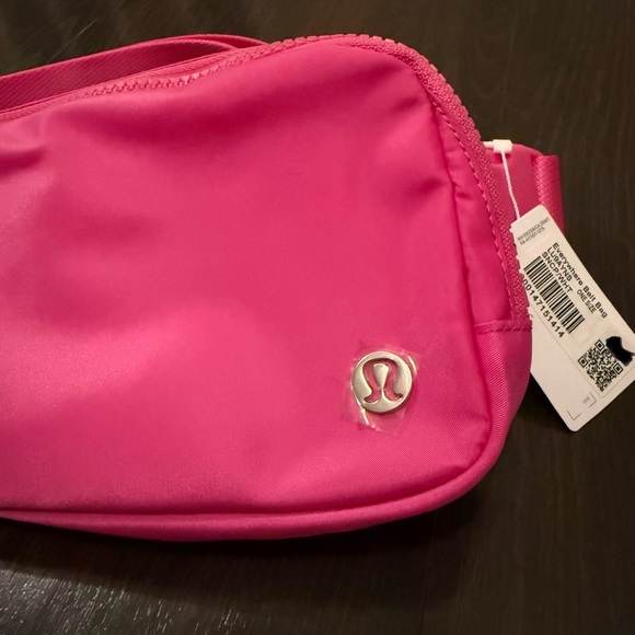 NWT Sonic Pink / White Logo Lululemon Everywhere Belt bag 1L - Picture 4 of 7